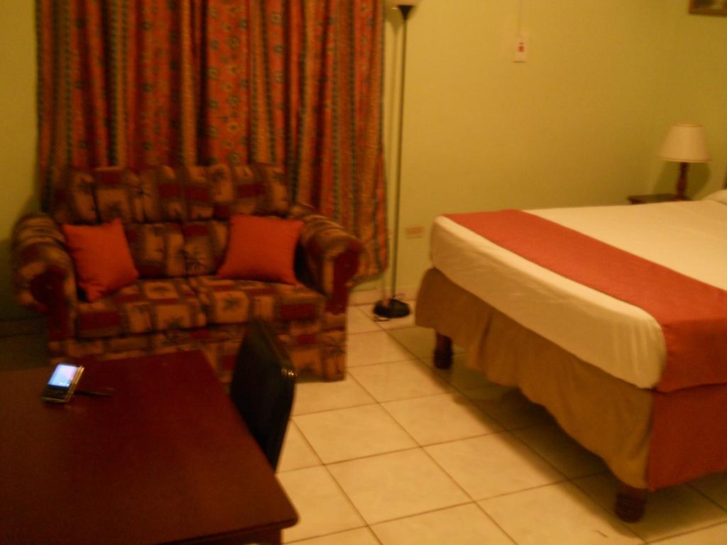 Tropical Court Inn New Kingston Room photo