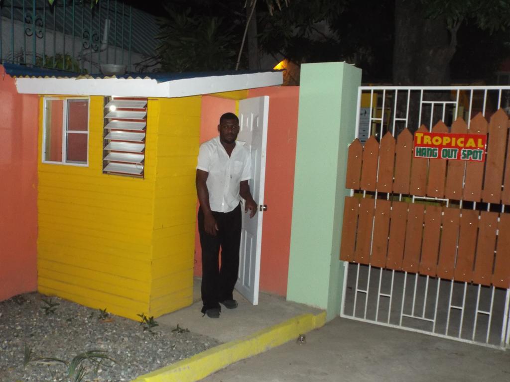 Tropical Court Inn New Kingston Exterior photo