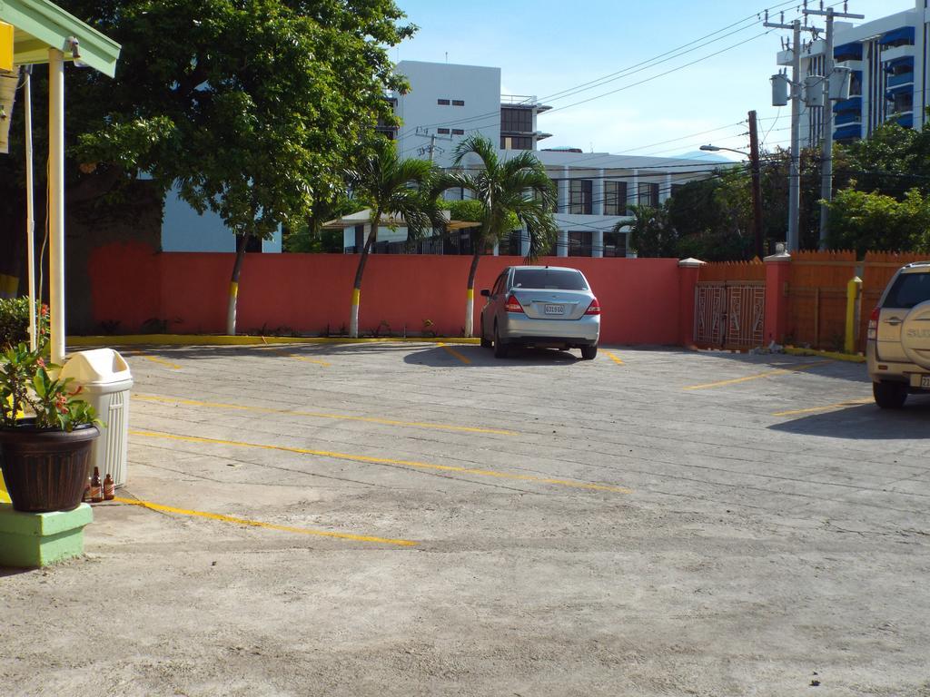 Tropical Court Inn New Kingston Exterior photo